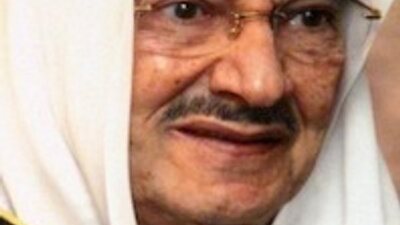 أمير الكويت وولي عهده ورئيس الوزراء يعزّون خادم الحرمين في وفاة الأمير طلال