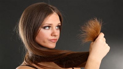 6 أخطاء ترتكبينها بحق شعركِ تجعلِك تبدين أكبر سنّاً