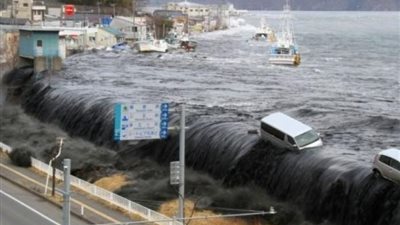 62 قتيلا جراء تسونامي ضرب السواحل الغربية لإندونيسيا (فيديو)