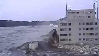 ارتفاع عدد قتلى التسونامي في إندونيسيا إلى 168 شخصا