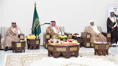 أمير جازان يلتقي مشايخ وأهالي العيدابي ويبحث احتياجات المحافظة