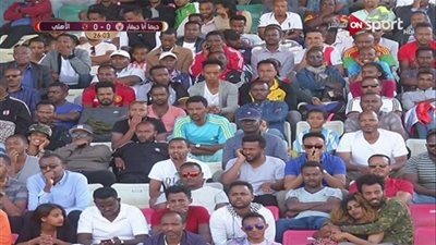 لقطة رومانسية في لقاء الأهلي وجيما الإثيوبي (فيديو)