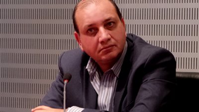  خالد عزب يكشف أخر التطورات بشأن مكتبة الفنان حسن كامي 