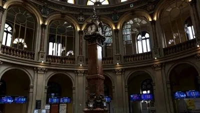 مؤشر البورصة الإسبانية يلامس أدنى مستوى له منذ عامين فى أسبوع الكريسماس