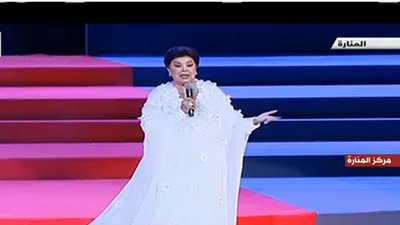 بعد مداعبة الرئيس السيسي لها.. رجاء الجداوي باكية: 