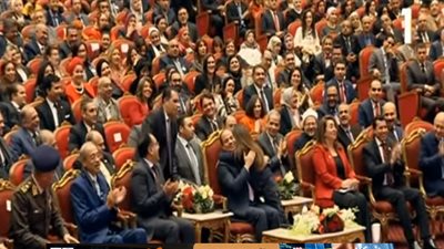لحظة مؤثرة.. طفلة تخترق الحضور لتحتضن الرئيس السيسي (فيديو)