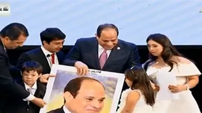 شاهد.. هدية ذوي الاحتياجات الخاصة للرئيس السيسي 