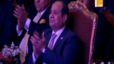 السيسي يبكي متأثرًا بغناء الأطفال في حفل ذوي الإعاقة (فيديو)