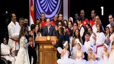 طفلة تقاطع كلمة الرئيس خلال احتفالية 