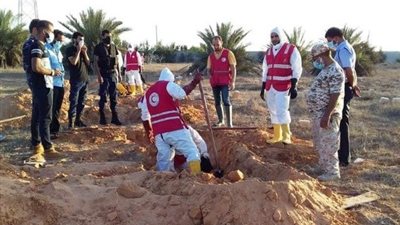 ليبيا تستخرج رفات 34 إثيوبياً أعدمهم داعش