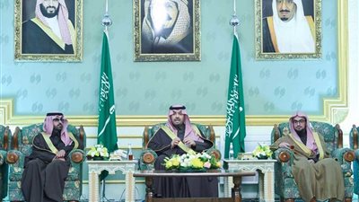 أمير الحدود الشمالية يستقبل المواطنين في جلسته المسائية