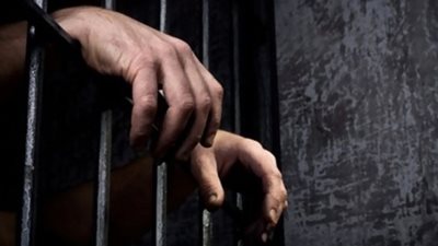 حبس 3 عاطلين لسرقة حقائب السيدات في حلوان