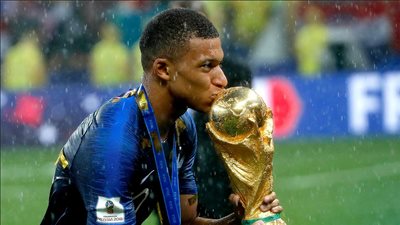 مبابي يتفوق على جريزمان ويحصد جائزة جديدة