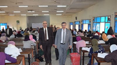رئيس جامعة بنها يتفقد سير الامتحانات بكليتي الآداب والتجارة (صور)