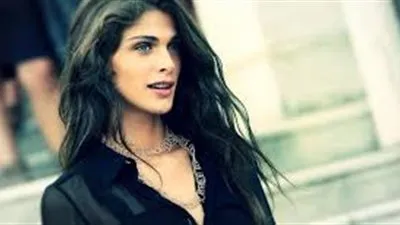 معلومات لا تعرفها عن عارضة الأزياء إليسا صيدناوي