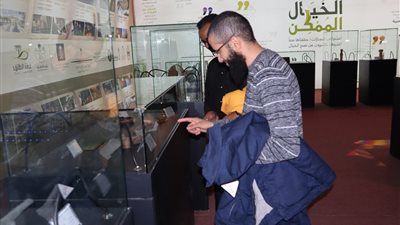 التحف الأثرية تجذب الزوار والمهتمين في جناح هيئة السياحة 
