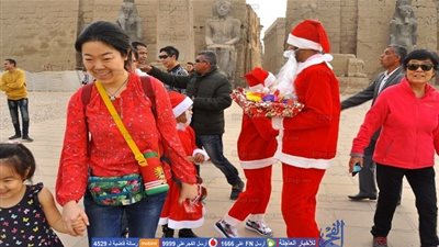 بابا نويل يوزع الهدايا والورود على رواد معبد الأقصر (صور)