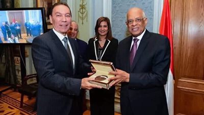 رئيس البرلمان يكرم هاني الناظر.. والأخير: خالص الشكر على حفاوة الاستقبال