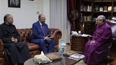 محافظ القاهرة يهنىء المطران منير أنيس بعيد الميلاد 