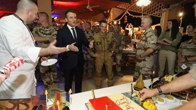 ماكرون يشيد بالجنود الفرنسيين في الحرب ضد الإرهاب