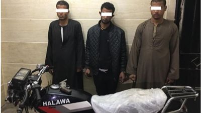 ضبط 3 عاملين سرقوا دراجة نارية بالإكراه من آخر بأسيوط