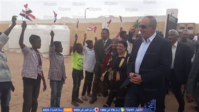 محافظ البحر الأحمر يتفقد مدرسة جمال عبد الناصر ويوزع 1364 جاكيت (صور)