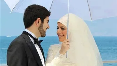 هل يحاسب الزوج على ملابس زوجته بعد نصحها؟