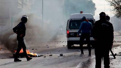 تواصل الاحتجاجات على خلفية انتحار صحفي حرقا بتونس