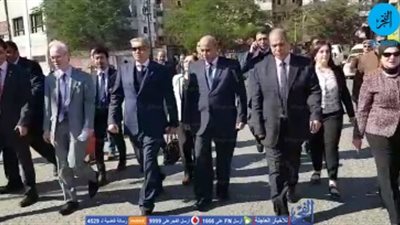  شاهد.. السفير  الياباني يتجول بشارع كورنيش النيل بالمنيا سيرا على الأقدام  (فيديو)