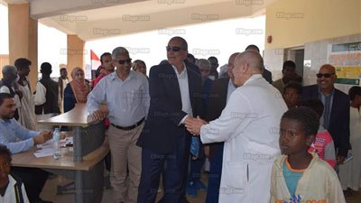 محافظ البحر الأحمر يتفقد أعمال القوافل الطبية بمدينة حلايب (صور)