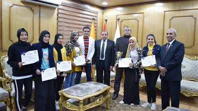 رئيس جامعة بنى سويف يكرم الطالبات الحاصلات على  مراكز بالبطولة العربية لكرة القدم