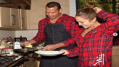 جينفر لوبيز وصديقها بزي مطابق في أمسية الكريسماس