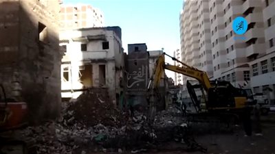 شاهد.. عقب تسليم وحدات بشائر الخير لأهالي بدء هدم عقارات غيط العنب القديمة (فيديو)