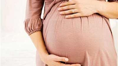 دراسة تكشف عن سر ركلات الجنين لرحم الأم