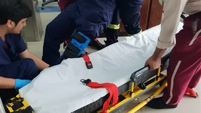 زلة قدم تغلق البوابة الإلكترونية الذكية على ساق موظف بمكة