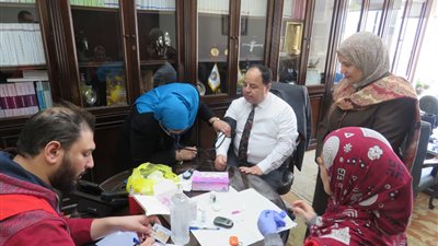  وزير المالية يجرى المسح الطبى بمبادرة القضاء على فيروس 