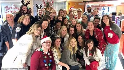 جينفر لورانس تفاجئ اطفال مرضى بمستشفى بزيارة في ليلة الكريسماس (صور)