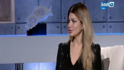 قارئة فنجان تبشر ياسمين الخطيب على الهواء بعريس أصلع (فيديو)