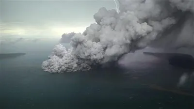 إندونيسيا تحذر من ثوران بركاني قد يؤدي لتسونامي جديد