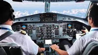 بعد الإقلاع.. تصرف غريب لطيار حاول قضاء حاجته! (فيديو)