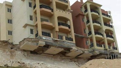 كارثة جديدة.. عمارات إماريتس هايتس بالساحل الشمالي معلقة في الهواء بعد انهيار التربة تحتها (فيديو وصور)