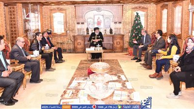 وفد رسمي يهدي مجموعة 