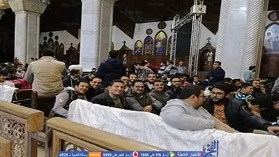 توافد الشباب على كاتدرائية العباسية للمشاركة بصلاة التسبيحة (صور)