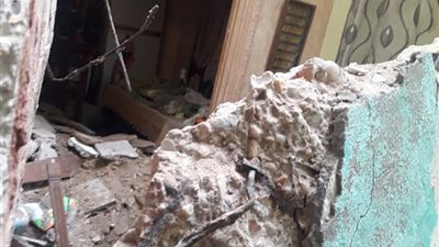 بعد وفاة أم وأبنتها.. إخلاء سكان العقار المُنهار بسببب الطقس بالإسكندرية (صور)