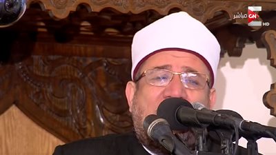 شاهد السبب.. وزير الأوقاف يبكي خلال خطبة الجمعة (فيديو)