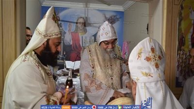 الأنبا مكاريوس يترأس القداس الألهي بكنيسة أبوسيفين بعزبة جارحي بالمنيا (صور)