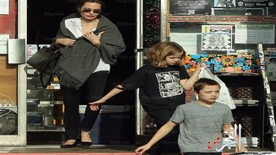 أنجلينا جولي تظهر برفقة أبناءها في جولة تسوق استعدادًا للاحتفال برأس السنة