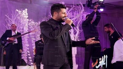 هكذا قدم محمد حماقي زوجته أثناء حفله! (فيديو)