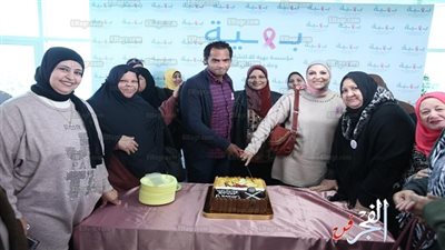 في مستشفى بهية.. لاعب التنس الكموني يشارك المتعافيات من سرطان الثدى فرحتهن 