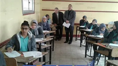 مدير تعليم الإسماعيلية يتفقد امتحانات النقل الابتدائي والثانوي (صور)